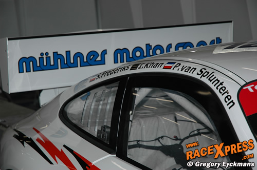 Ian Khan bezet de Mühlner Cup Porsche samen met Khan en Frederiks